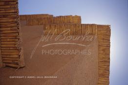 Image du Maroc Professionnelle de  La Kasbah de Taourirt fut édifiée au 17ème siècle par la tribu des Glaoui, située sur une colline au centre urbain de la ville d'Ouarzazate, cette remarquable ancienne bâtisse en pisé parfaitement conservée est l'une des plus belles constructions architecturales de la ville. La Kasbah qui ressemble à un grand château de sable incrusté dans le désert, fait partie du circuit touristique, elle a été classé Patrimoine Mondiale de l’Unesco. Ce véritable joyau de Ouarzazate permet au visiteur de découvrir l’intérieur d’une ksar où résident souvent la population berbères du sud du Maroc. Photo datant du Samedi 23 Août 1997. (Photo / Abdeljalil Bounhar) 